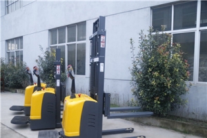 6大法則正確選購站架式電動堆高車！