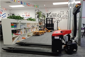 如何正確操作電動液壓搬運車？