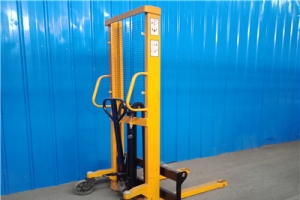 單門架手動堆高車兩大相關問題！