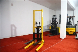 手動堆高車升高車操作培訓(xùn)視頻！