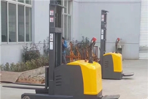 電動堆高車叉車為什么會出現漏油現象？