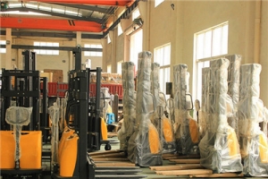 如何給輕型半電動堆高車蓄電池進行充電？應注意什么？