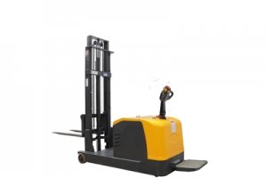 全電動堆高車生產廠家操作堆高車要注意什么