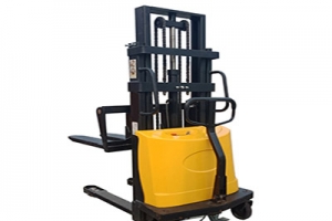 半電動(dòng)堆高車的優(yōu)勢(shì)是什么呢？