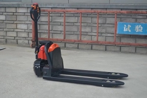 為什么聰明人都放棄手動搬運車？看完這款電動搬運車懂了