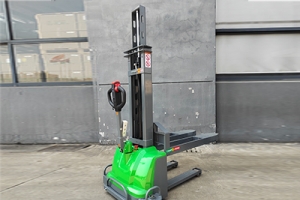 隨車叉車：物流運(yùn)輸?shù)母咝ъ`動(dòng)之翼