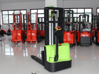 2種不同步行式電動堆高車詳細介紹!