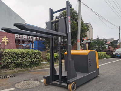 新牛盾平衡重式叉車