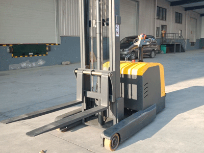 前移式叉車和堆垛式叉車的區別！