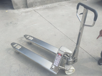 新牛盾不銹鋼手動液壓搬運車的優(yōu)點介紹