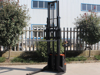 產(chǎn)品介紹:新牛頓跨腿式電動堆垛車