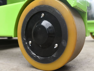 堆高車輪子細節展示