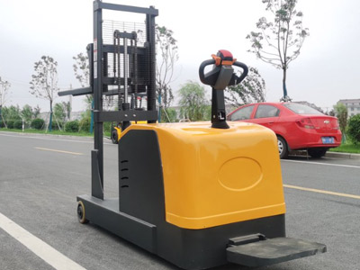 拒絕溢價！且看新牛盾4米升高站駕式平衡重堆高車