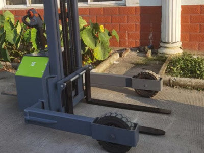 戶外泥濘路用什么電動堆高車？當然是越野式叉車