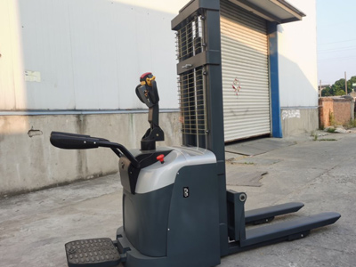 小型站駕前移堆高車多少錢一臺?江蘇廠家分享