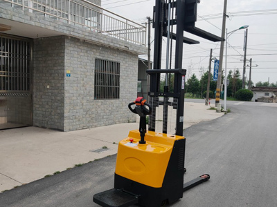 易操作上手 全電動站駕堆高車4大優勢講解