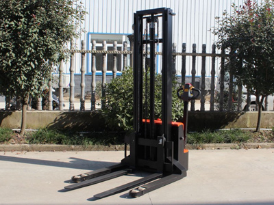 優(yōu)質(zhì)跨腿電動堆高車