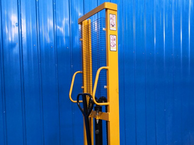 手動(dòng)堆高車門架