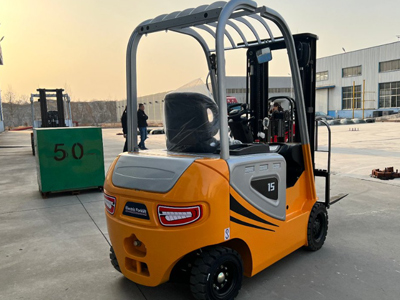 電動(dòng)叉車(chē)展示