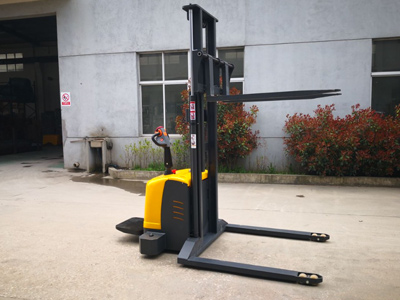 新牛盾非標(biāo)定制站駕式電動堆高車靠譜嗎？