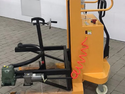 新牛盾油桶叉車