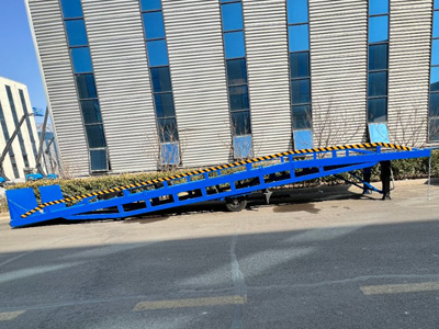 集裝箱裝卸有高度差?登車橋可以解決