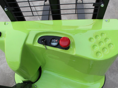 蓄電池電動叉車維修難？記住這幾點少花冤枉錢