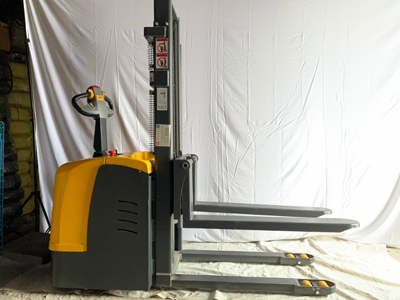 貨架上料專用！升高3米站駕式堆高車太實(shí)用