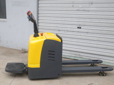 想讓電動托盤車耐用?日常保養要做到位