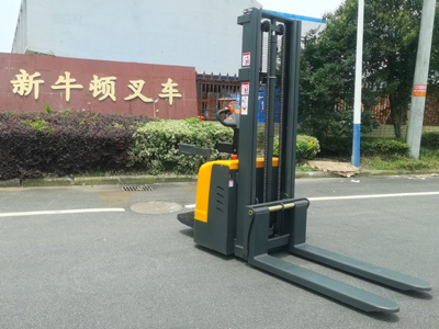 雙托盤堆垛機生產廠家支持定制嗎？新牛盾提供服務