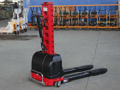 裝貨慢?人工累?試試新牛盾電動自體登高車