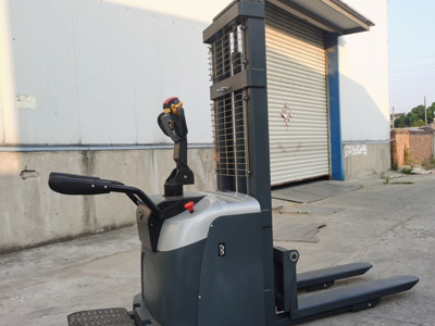 哪種堆垛叉車能大幅提高貨物周轉(zhuǎn)率？速來了解