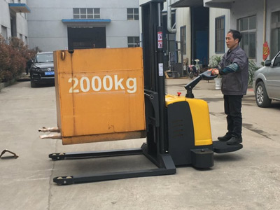 窄通道作業(yè)首選 新牛盾站駕電動堆高車