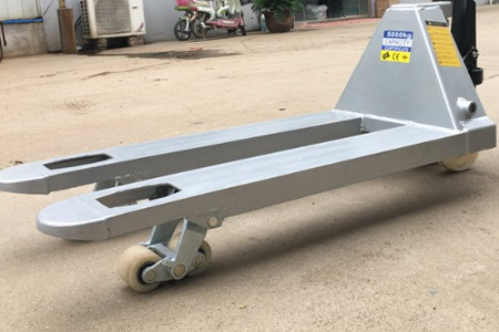 江蘇手動(dòng)液壓搬運(yùn)車廠家｜新牛盾叉車 源頭直供更劃算