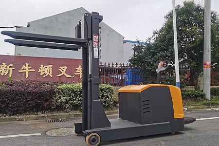 站駕式平衡重堆高車