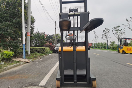 免維護平衡重堆高車