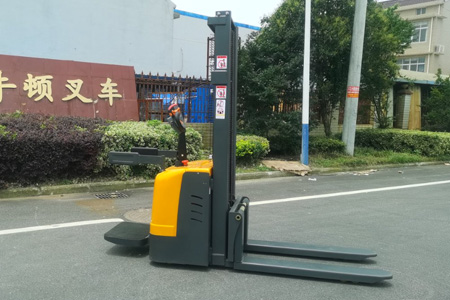 全電動(dòng)堆高車