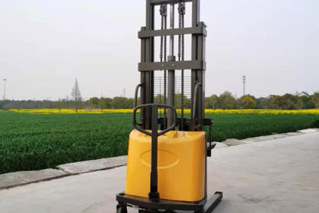 現貨供應！新牛盾堆垛叉車1噸半電動堆垛車