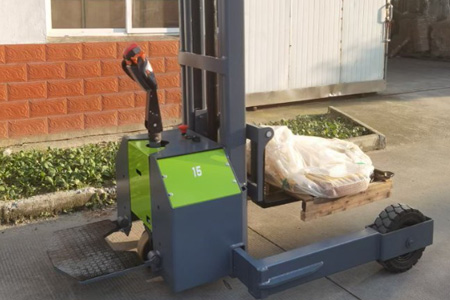 戶外作業選對車 越野型電動堆垛車與普通堆高車對比