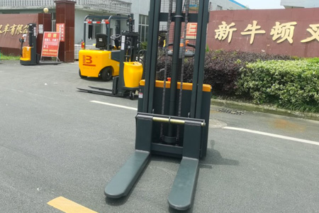 雙托盤搬運利器 新牛盾站駕式電動堆高車廠家直供