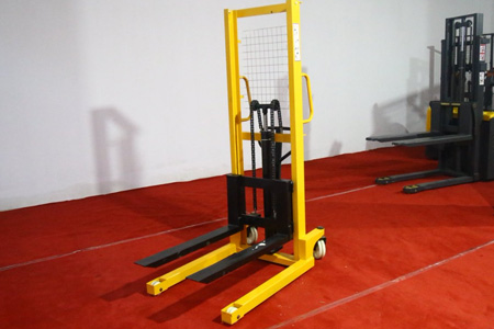 新牛盾手動液壓堆高車 輕便型設計裝卸更省力