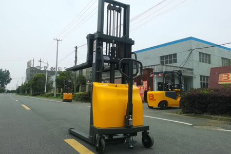 易維護半電動堆高車 2026車間基礎作業優選