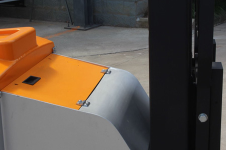 平衡重堆高車細節