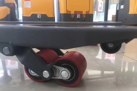 搬運車輪胎細節