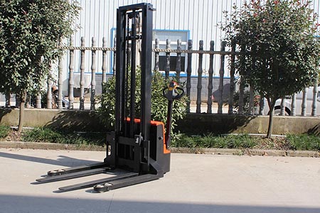 小型跨腿堆高車好用嗎？2噸步行式叉車實(shí)力在線