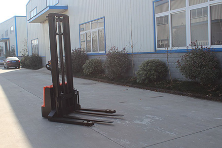 小型跨腿式堆高叉車