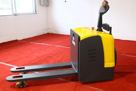 倉儲搬運升級！2噸站駕式全電動搬運車輕便又耐用