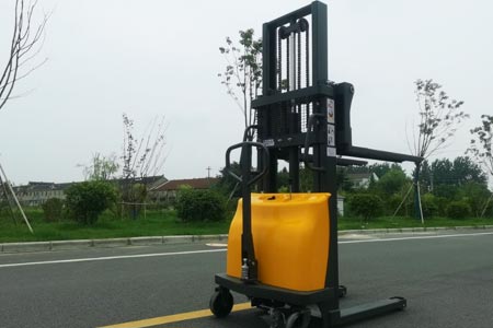 低成本半電動堆高車