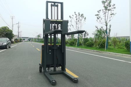 短距離電動(dòng)堆高車(chē)