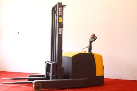 站駕式前移堆高車 專為電商倉儲高效搬運(yùn)設(shè)計(jì)